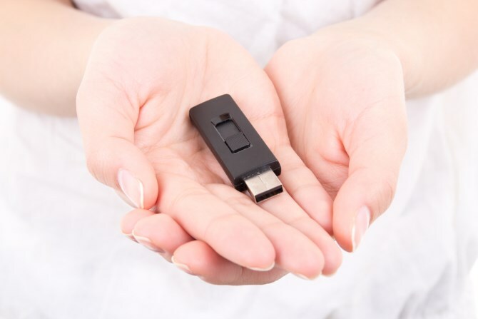 Η μονάδα USB βρίσκεται στα χέρια