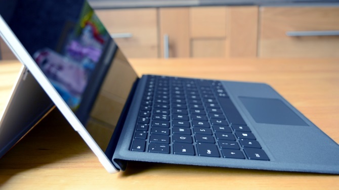 Ένα Tablet για να τους κανόνες Όλα: Το Microsoft Surface Pro 2017 κριτική muo productreviews surfacepro2017 πληκτρολόγιο kickstand