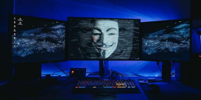 χακαρισμένες οθόνες που εμφανίζουν γραμμές κώδικα