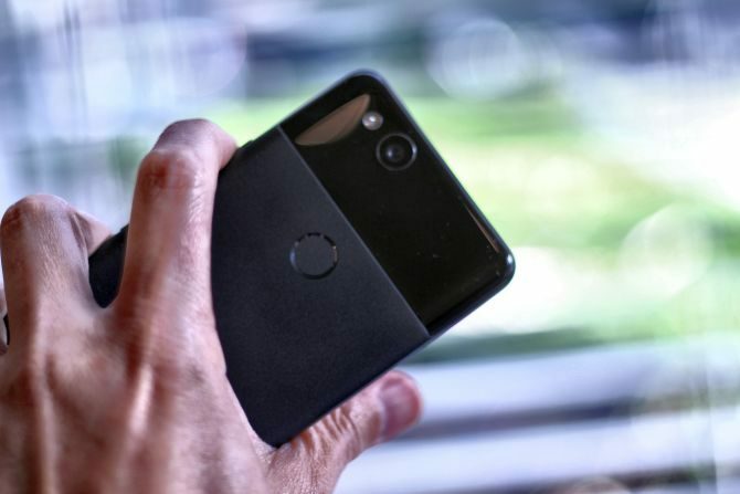 Αναθεώρηση Google Pixel 2: Είναι το καλύτερο smartphone ποτέ; google pixel 2 που κρατάει στο χέρι 670x447