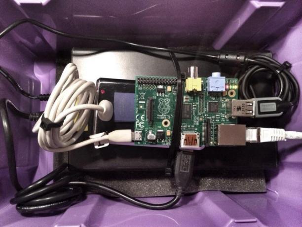 Ένας διακομιστής Raspberry Pi με συνδεδεμένο σκληρό δίσκο