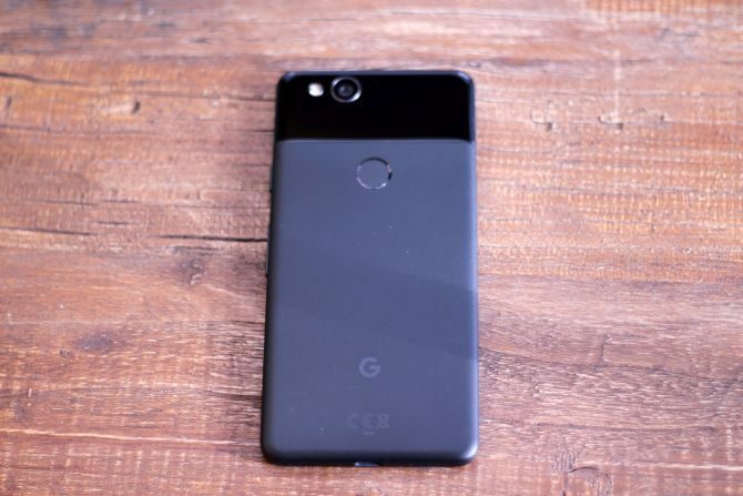 Αναθεώρηση Google Pixel 2: Είναι το καλύτερο smartphone ποτέ; google pixel 2 υβριδικό μεταλλικό επίστρωμα ψεύτικο 670x447