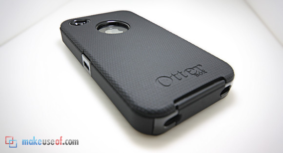 Giveaway: iPhone 4 Defender (+ Commuter Cases by Otterbox) defender2