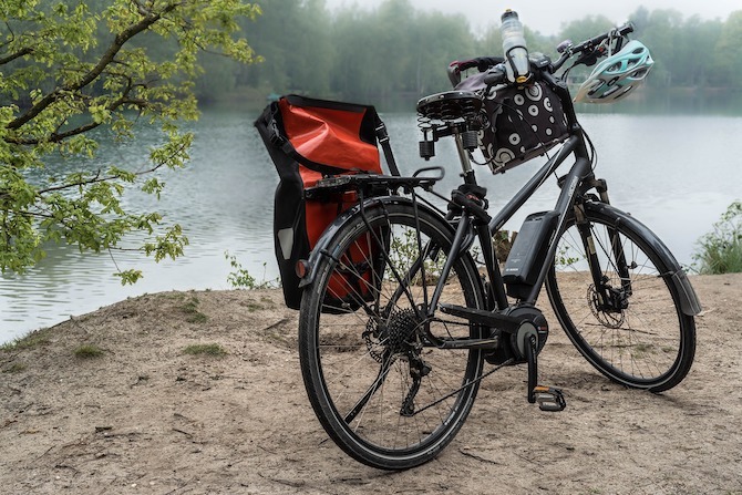 Ηλεκτρονικό ποδήλατο δίπλα σε μια λίμνη