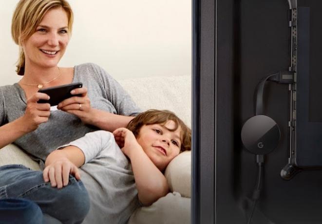 Chromecast Ultra Mother Son πίσω από την τηλεόραση