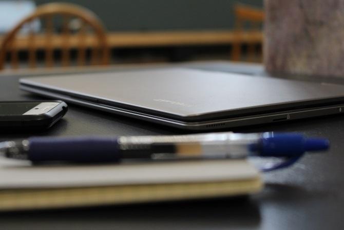 Teclast F5 σε ένα γραφείο που περιβάλλεται από αντικείμενα γραφείου