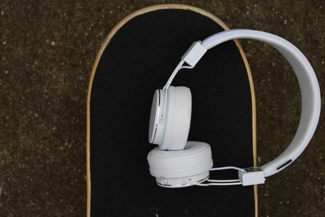 Urbanear Plattan 2 ακουστικά Bluetooth σε ένα skateboard