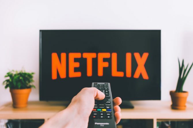 Λογότυπο Netflix στην τηλεόραση