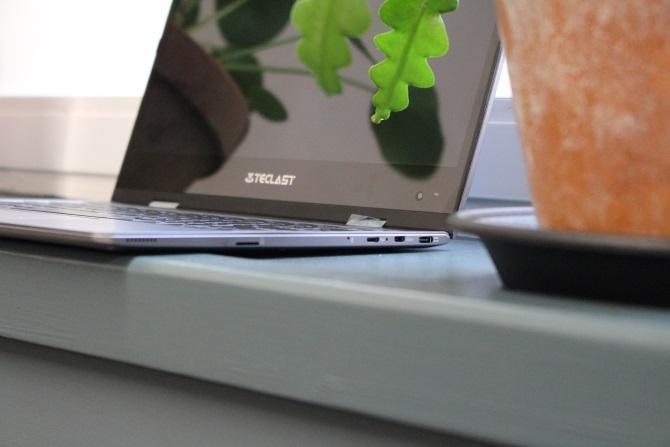 Teclast F5 σε ράφι παραθύρου δίπλα σε γλάστρα