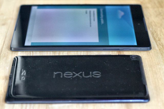 το nexus 7 το ένα δίπλα στο άλλο