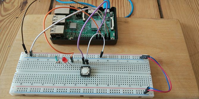 Το Raspberry Pi συνδέεται με ένα κουμπί και ένα LED σε ένα breadboard.