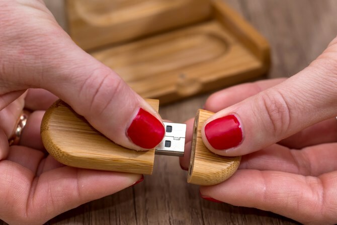 Ξύλινο USB άνοιξε με τα χέρια