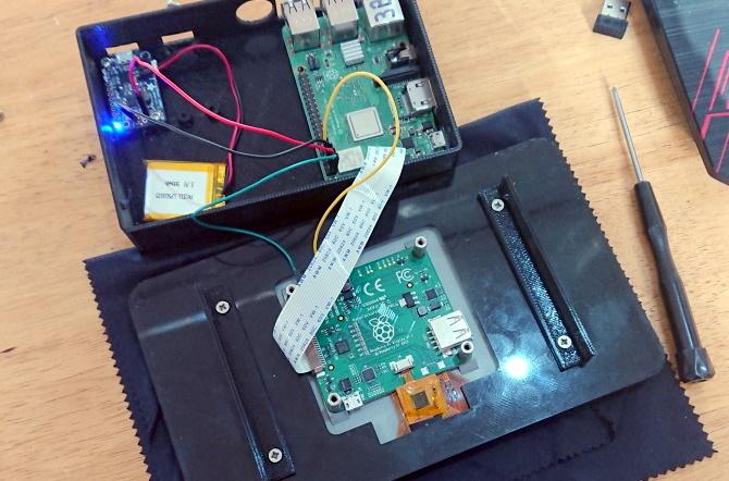 Συνδέστε προσεκτικά τα καλώδια στο tablet Raspberry Pi