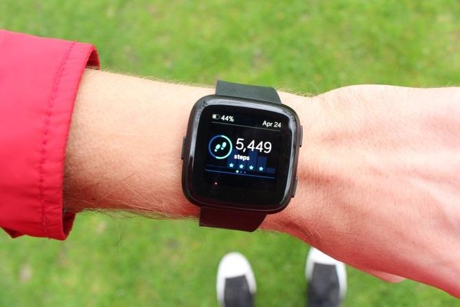 Το έξυπνο ρολόι Fitbit Versa στον καρπό του χρήστη