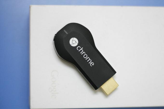 Google Chromecast Dongle στο τραπέζι